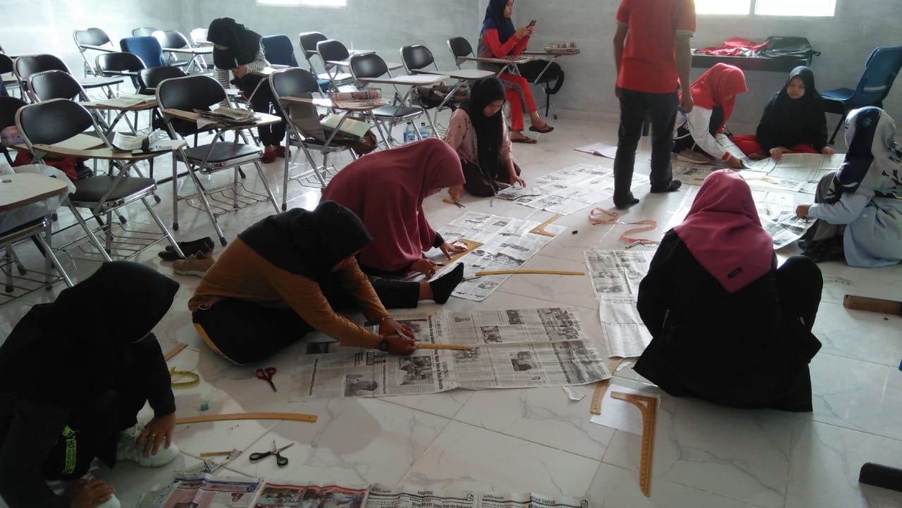 STKIP Rokania, Gelar Pelatihan Menjahit Pada Mata Kuliah Wirausaha
